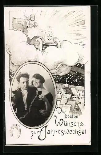 Foto-AK Pärchen mit Weingläsern, Engel im Auto auf Wolke, Neujahrsgruss, Passepartout