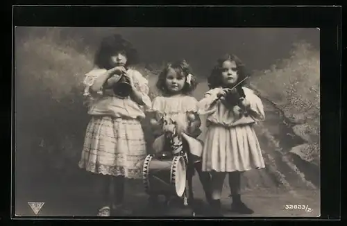 AK Drei hübsche Mädchen mit Schaukelpferd und Musikinstrumenten