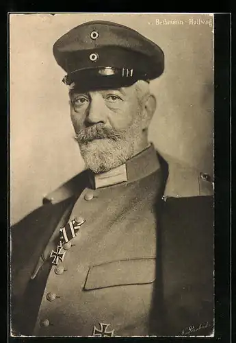 AK Reichskanzler von Bethmann Hollweg in Uniform mit Mütze und Mantel