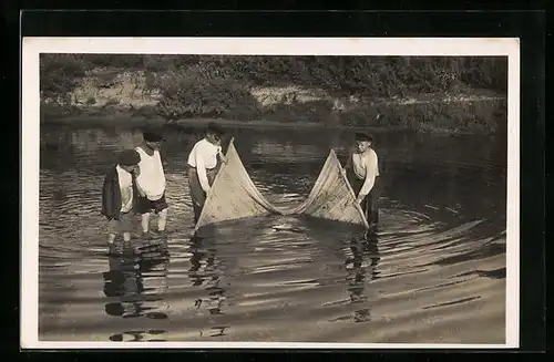 AK Fischersjungen beim Fische fangen