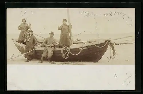 AK Fischer an ihrem Kahn