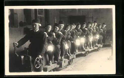 Foto-AK Besuchergruppe bei der Fahrt unter Tage