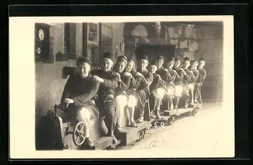 Foto-AK Junge Besuchergruppe bei der Fahrt unter Tage