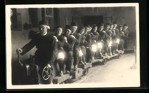 Foto-AK Besuchergruppe auf Loren bei der Fahrt unter Tage
