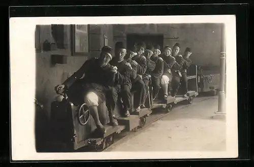 Foto-AK Junge Besuchergruppe auf Loren bei der Fahrt unter Tage