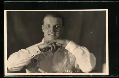 Foto-AK Tennisspieler J. Lejins, Portrait mit Tennisschläger