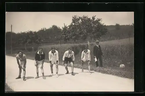 Foto-AK Leichtathleten vor dem Wettlauf auf einer Landstrasse
