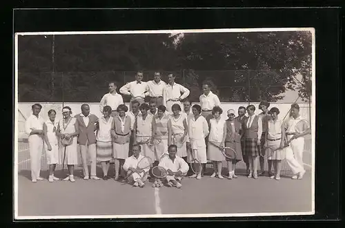 Foto-AK Tennisclub-Mitglieder auf einem Tennisplatz, Gruppenfoto