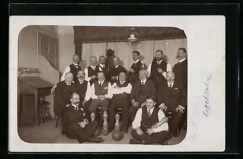 Foto-AK Kegelclub-Mitglieder mit Pokal und Kegeln