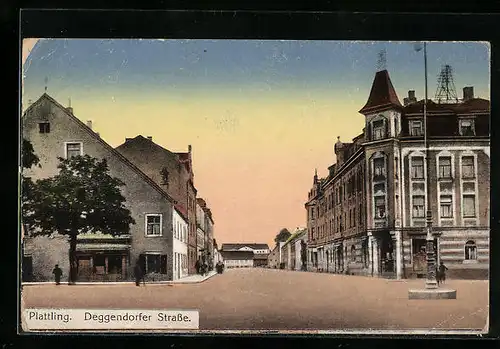 AK Plattling, Deggendorfer Strasse mit Passanten