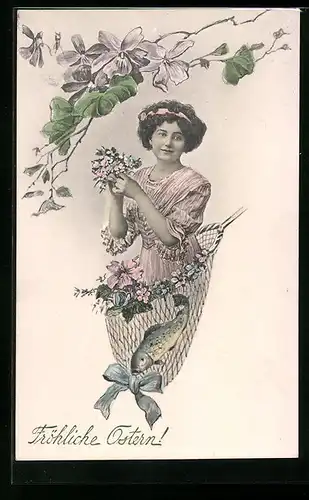 Künstler-AK V.K., Vienne Nr.7055: Fröhliche Ostern, Junge Frau mit Blumen und einen Fisch im Kescher