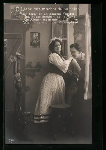 Foto-AK EAS Nr.1013: Liebhaber am Fenster küsst die Hand seiner Liebsten