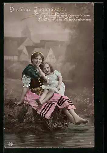 Foto-AK EAS Nr.: Mutter mit Kind am Wasser sitzend