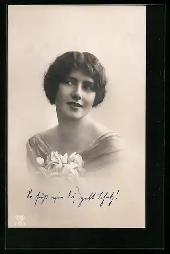 Foto-AK EAS Nr.4707 /6: Porträt einer hübschen jungen Frau mit Blumen