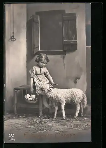 Foto-AK EAS Nr.1177 /6: Gesegnete Ostern, Kleines Mädchen mit einem Korb Eier und einem Lämmchen