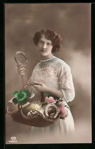 Foto-AK EAS Nr.09485 /2: Glück im neuen Jahre-Mädchen mit einem Korb Glücksbringer