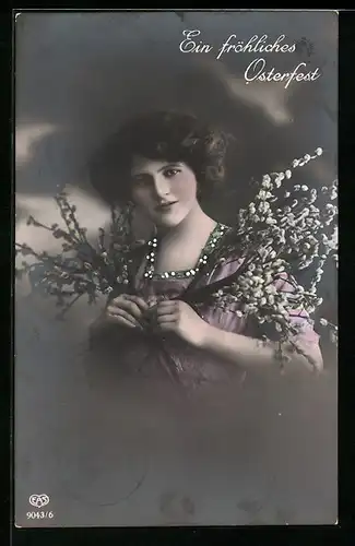 Foto-AK EAS Nr.9043 /6: Fröhliches Osterfest, Hübsche junge Frau mit Weidenkätzchen