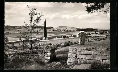 AK Treuchtlingen, Totalansicht mit Kriegsgräberstätte Mittelfranken