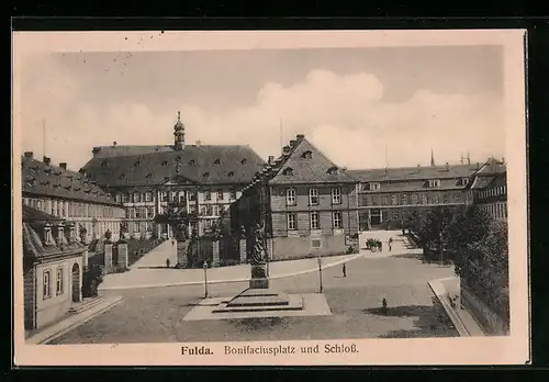 AK Fulda, Bonifaciusplatz mit Schloss