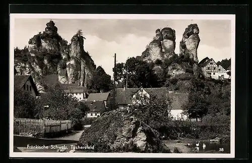 AK Tüchersfeld /Fränk. Schweiz, Ortspartie mit Bergen