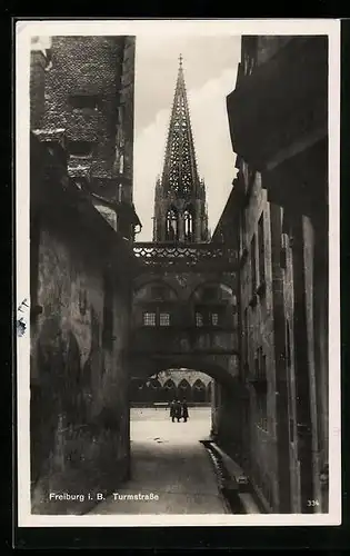 AK Freiburg i. B., Turmstrasse mit Kirche