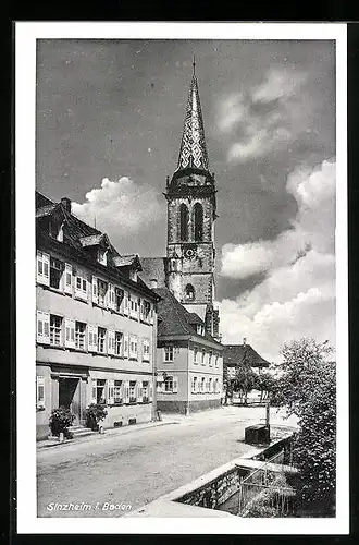 AK Sinzheim i. Baden, Strassenpartie mit Kirche