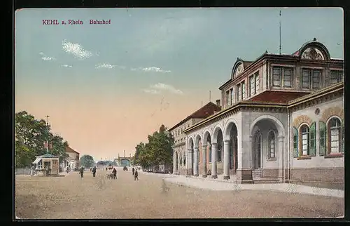 AK Kehl a. Rhein, Bahnhof mit Passanten