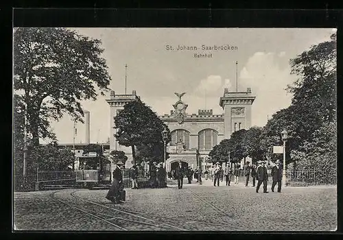 AK St. Johann-Saarbrücken, Bahnhof mit Passanten