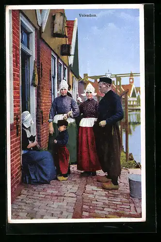 Künstler-AK Photochromie Nr. 4486: Volendam, Bewohner unterhalten sich vor dem Haus und betrachten eine kleine Katze