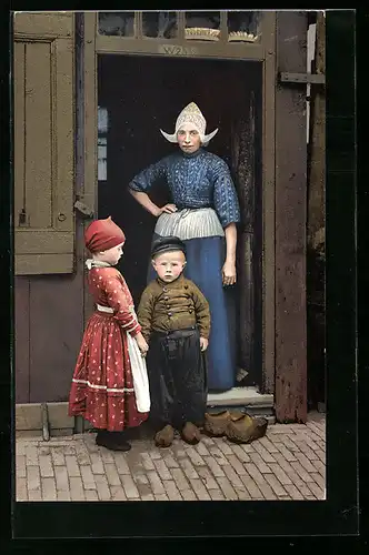 Künstler-AK Photochromie Nr. 1925: Mutter und Kinder in niederländischer Tracht