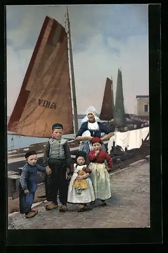 Künstler-AK Photochromie Nr. 1928: Kinder vor Segelbooten