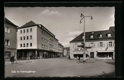 AK Selb /Fichtelgebirge, Strassenkreuzung mit Geschäften