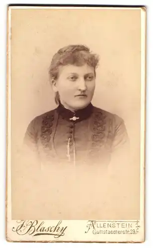 Fotografie J. Blaschy, Allenstein, Guttstaedterstr. 29, Portrait junge Frau mit Brosche am Kleiderkragen