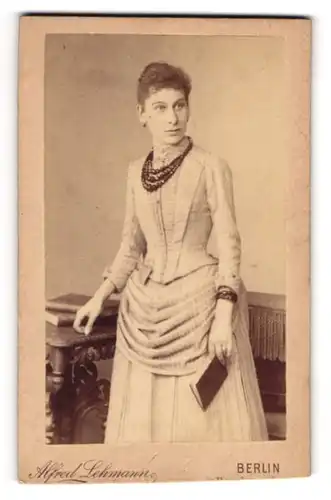 Fotografie Alfred Lehmann, Berlin, Dresdener-Str. 135, Portrait schöne junge Frau im prachtvollen Kleid