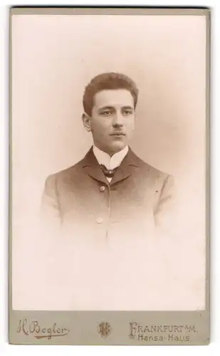 Fotografie H. Bogler, Frankfurt a. M., Stiftstra. 9-17, Portrait charmanter junger Mann im Jackett