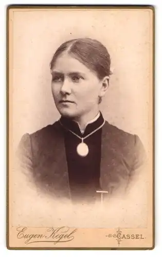 Fotografie Eugen Kegel, Cassel, Gr. Rosenstr. 5, Portrait schönes Fräulein mit Halskette