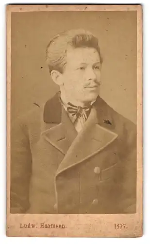 Fotografie Ludw. Harmsen, Wien, Portrait junger Mann elegant mit Schnurrbart im Jackett