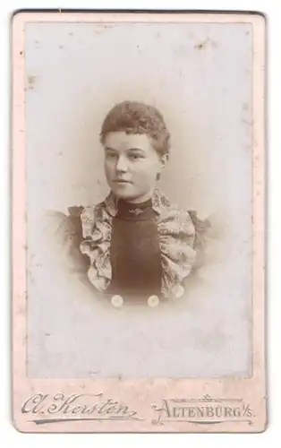 Fotografie A. Kersten, Altenburg i. S., Portrait brünette Schönheit in prachtvoll gerüschter Bluse