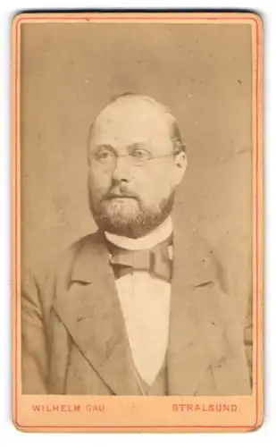 Fotografie Wilhelm Gau, Stralsund, Portrait stattlicher Herr mit Brille und Bart