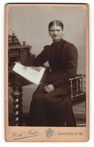Fotografie Wilh. Fahr, Schwerin i. M., Münzstr. 21, Portrait einer elegant gekleideten Frau