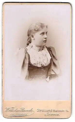 Fotografie Wilhelm Baade, Stralsund, Portrait blondes Mädchen im prachtvollen Kleid