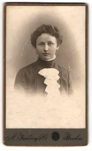 Fotografie A. Jandorf & Co., Berlin, Belle-Alliance-Str. 1 /2, Portrait brünettes Fräulein in prachtvoller Bluse