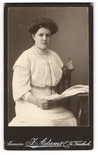 Fotografie J. Adams, Simmern-Tr. Trarbach, Portrait brünette Schönheit im weissen Kleid