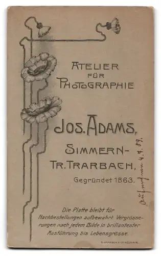 Fotografie J. Adams, Simmern-Tr. Trarbach, Portrait brünette Schönheit im weissen Kleid