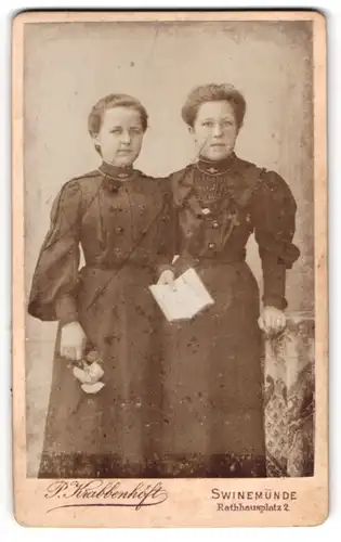 Fotografie P. Krabbenhöft, Swinemünde, Rathausplatz 2, Portrait zwei Frauen in bestickten Kleidern