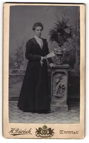 Fotografie H. Diwisch, Zwittau, Haeltergasse 476, Portrait einer elegant gekleideten Frau