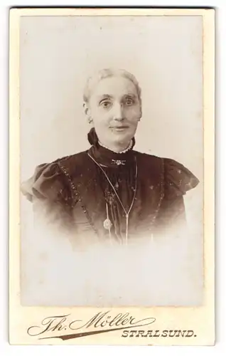 Fotografie Th. Möller, Stralsund, Tribseer-Str. 8, Portrait schöne Frau in eleganter Bluse