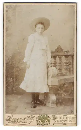 Fotografie Samson & Co., Duisburg, Königstr. 38, Portrait hübsches Mädchen mit Hut im weissen Kleid