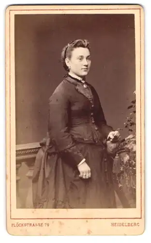 Fotografie Eduard Schultze, Heidelberg, Plöckstr. 79, Portrait schöne junge Frau im prachtvollen Kleid