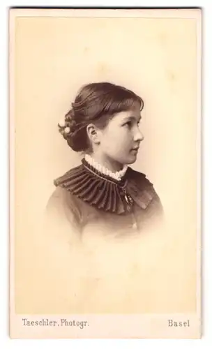 Fotografie Taeschler, Basel, Portrait bildschönes Mädchen mit Haarschmuck in gerüschter Bluse